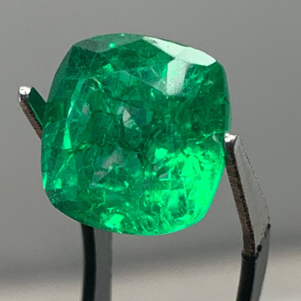 Emerald Green Gemstone loose - Picture 8 of 12